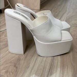 Steve Madden White Square-Toe platform Mules (size 10)